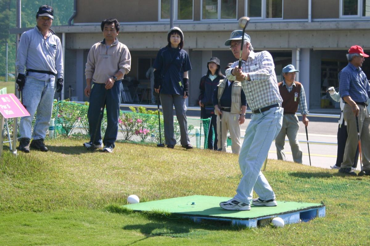 ティーショットを放つ熊地区の町民