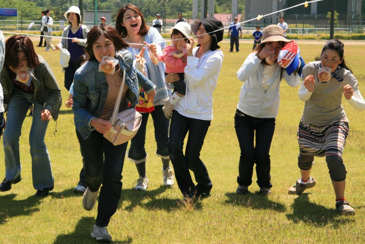 パン食い競争に参加したお母さんたち