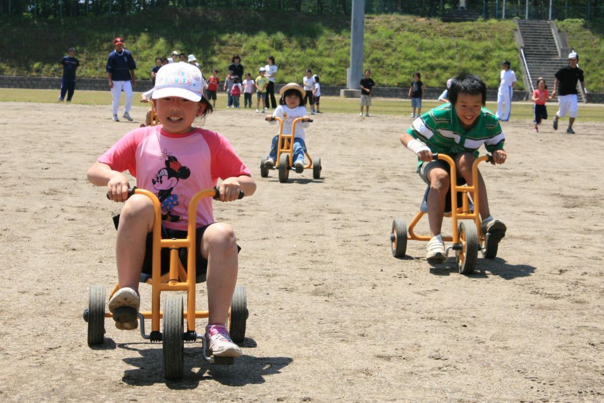 思い切り三輪車を漕いで1位を目指す子どもたち