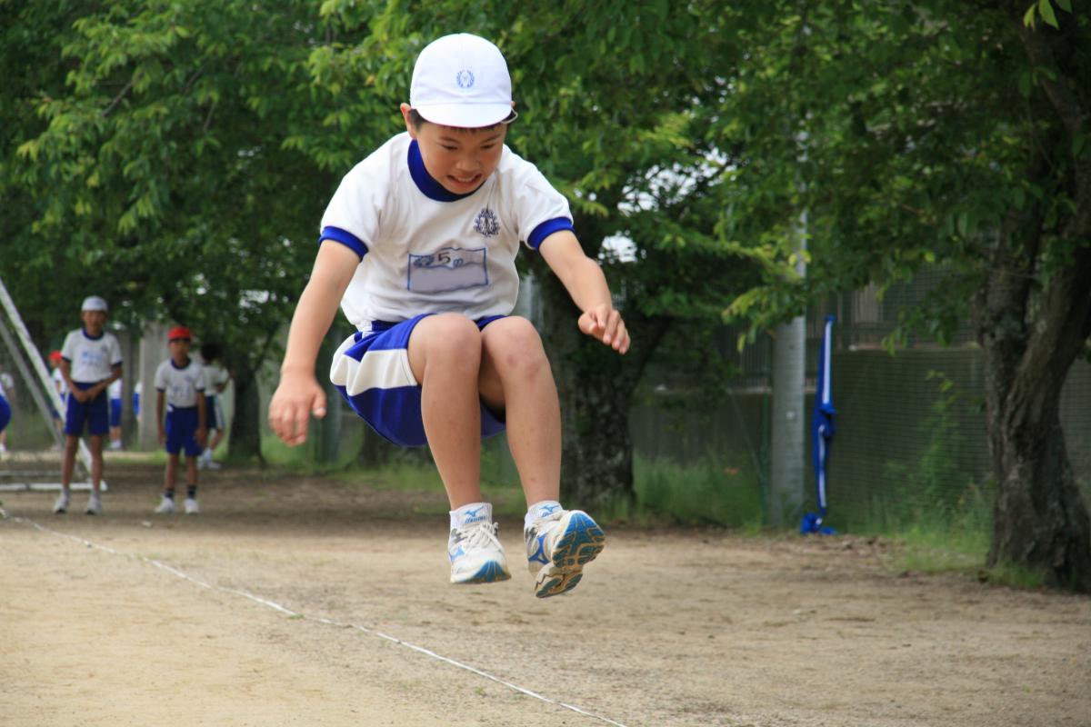 「走り幅跳び」もっと遠くまで跳びたいと果敢に挑戦する5年男子