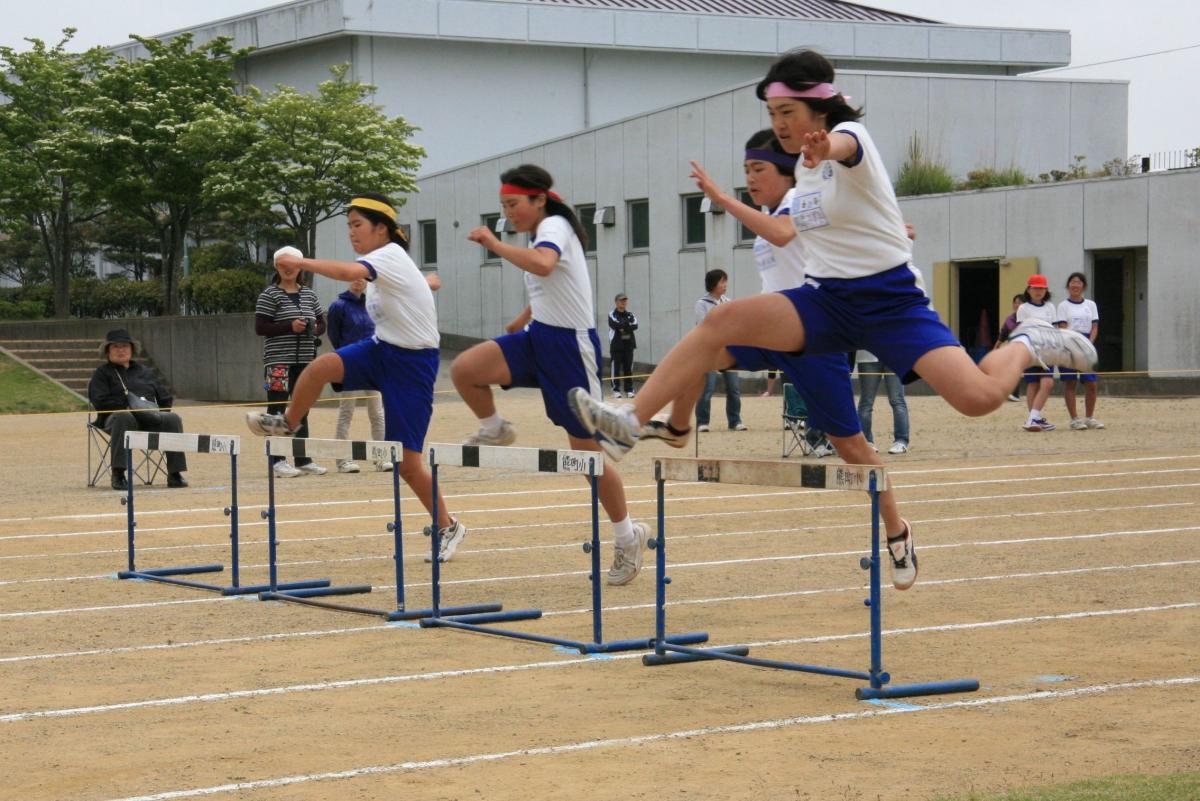 「80メートル障害走」ハードルをリズムよく跳び越えゴールを目指す6年女子