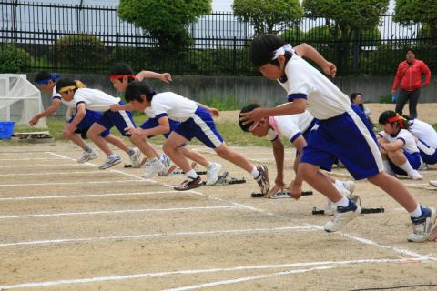 「100メートル走」スタートを切る6年男子