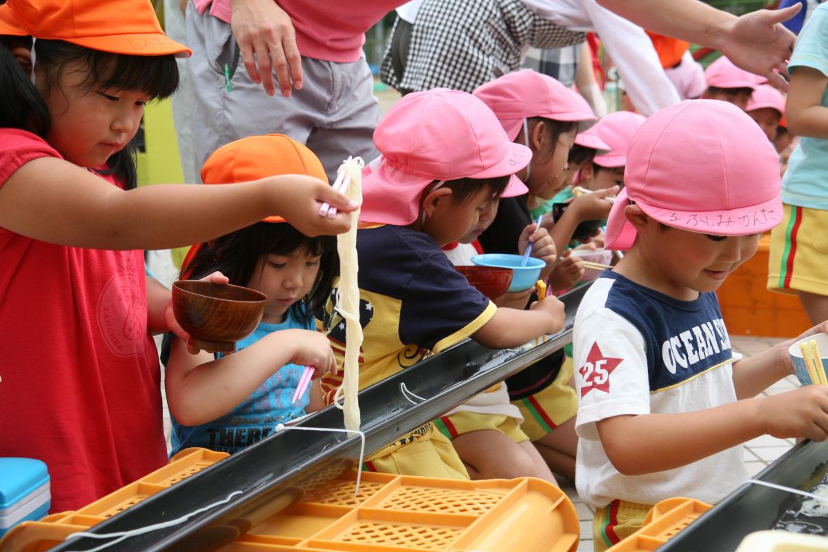 夏の風物詩「流しそうめん」にチャレンジする子どもたち