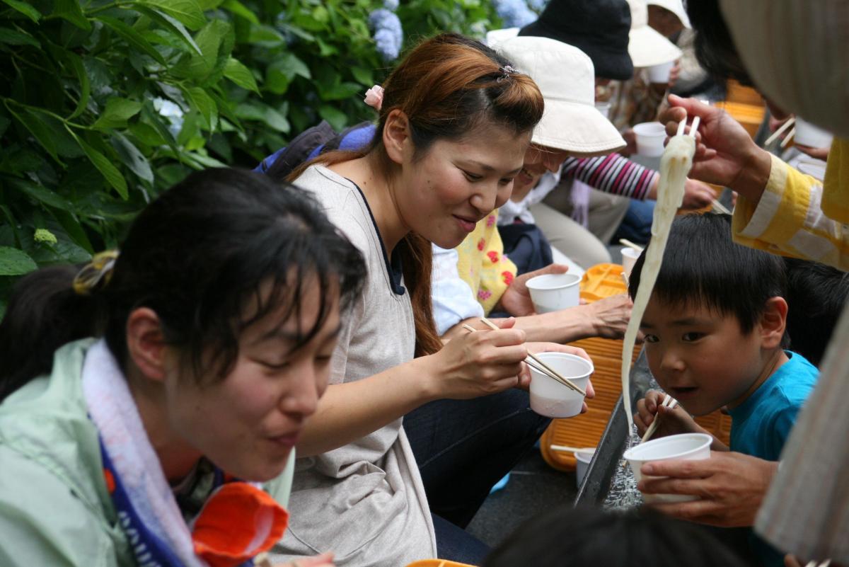 約80ｍの流しそうめんで疲れを癒す町民