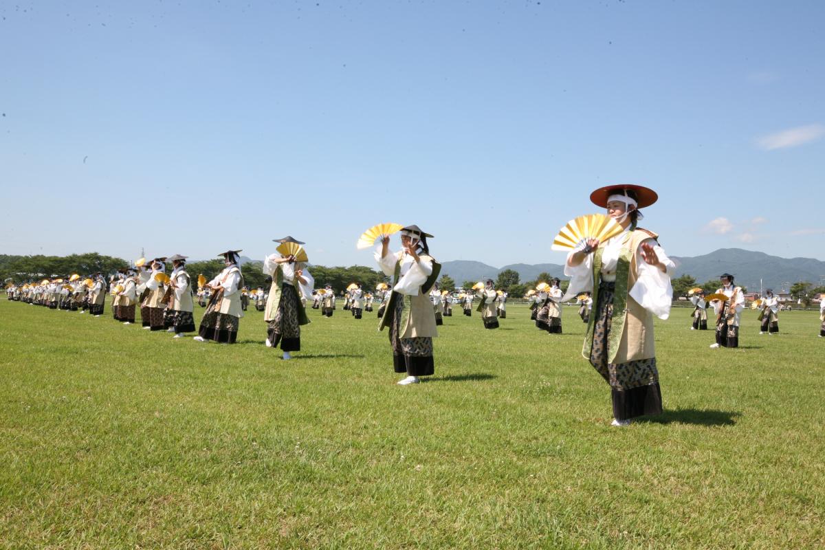 女性たちの強さを感じる素晴らしい踊りを披露