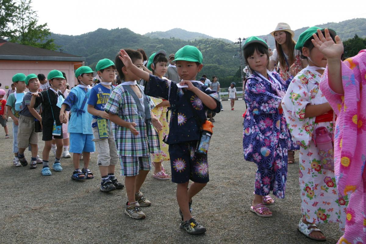 色とりどりの浴衣や甚平で盆踊りを踊る園児たち