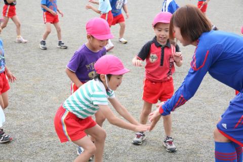 マリーゼの選手とタッチする園児