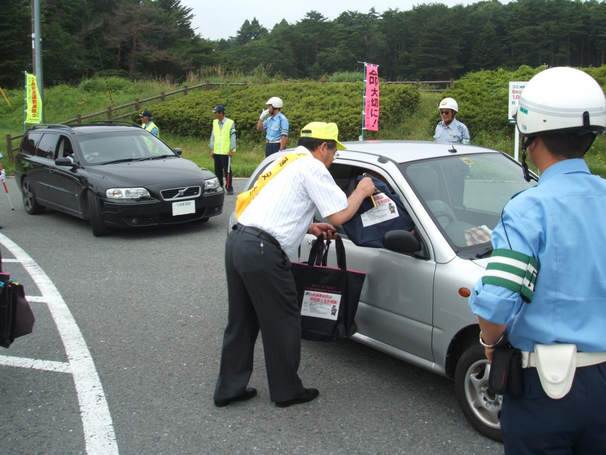 ドライバーに交通事故防止を呼び掛ける渡辺町長