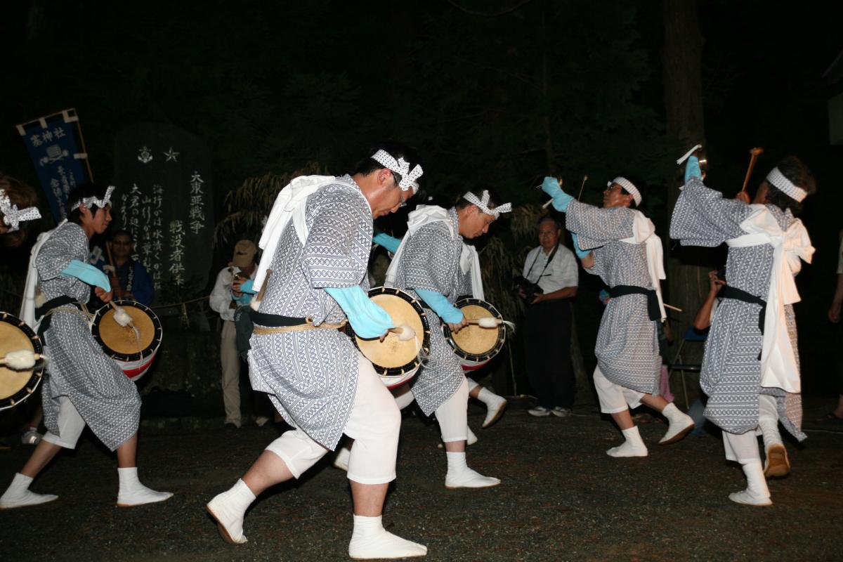 塞神社の境内で鳴り響く鉦と太鼓の音色を奏でる保存会の皆さん