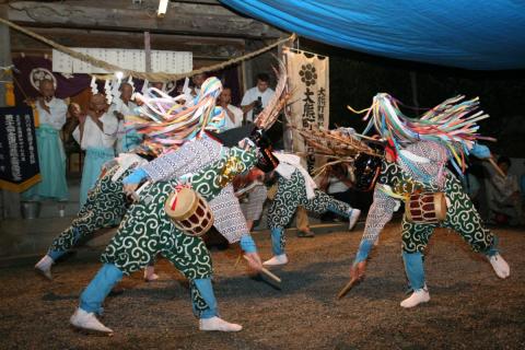 神秘的で厳かな境内で舞を披露する子どもたち