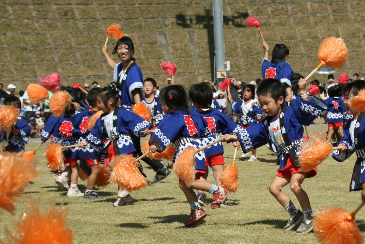 両手を広げ元気に踊る大野幼稚園の子どもたち