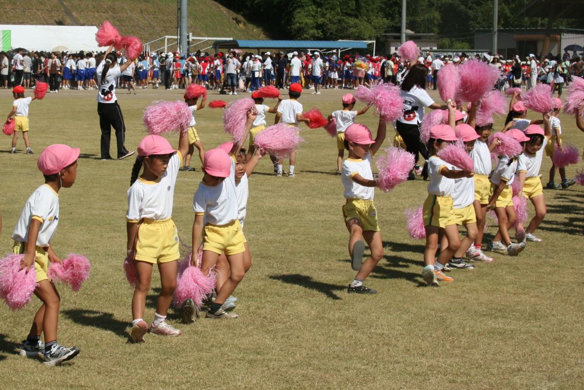 練習の成果を発揮してダンスをする熊町幼稚園の子どもたち