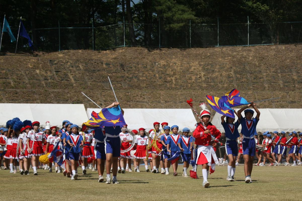 色鮮やかな衣装で素晴らしい演奏を披露する小学生による鼓笛隊