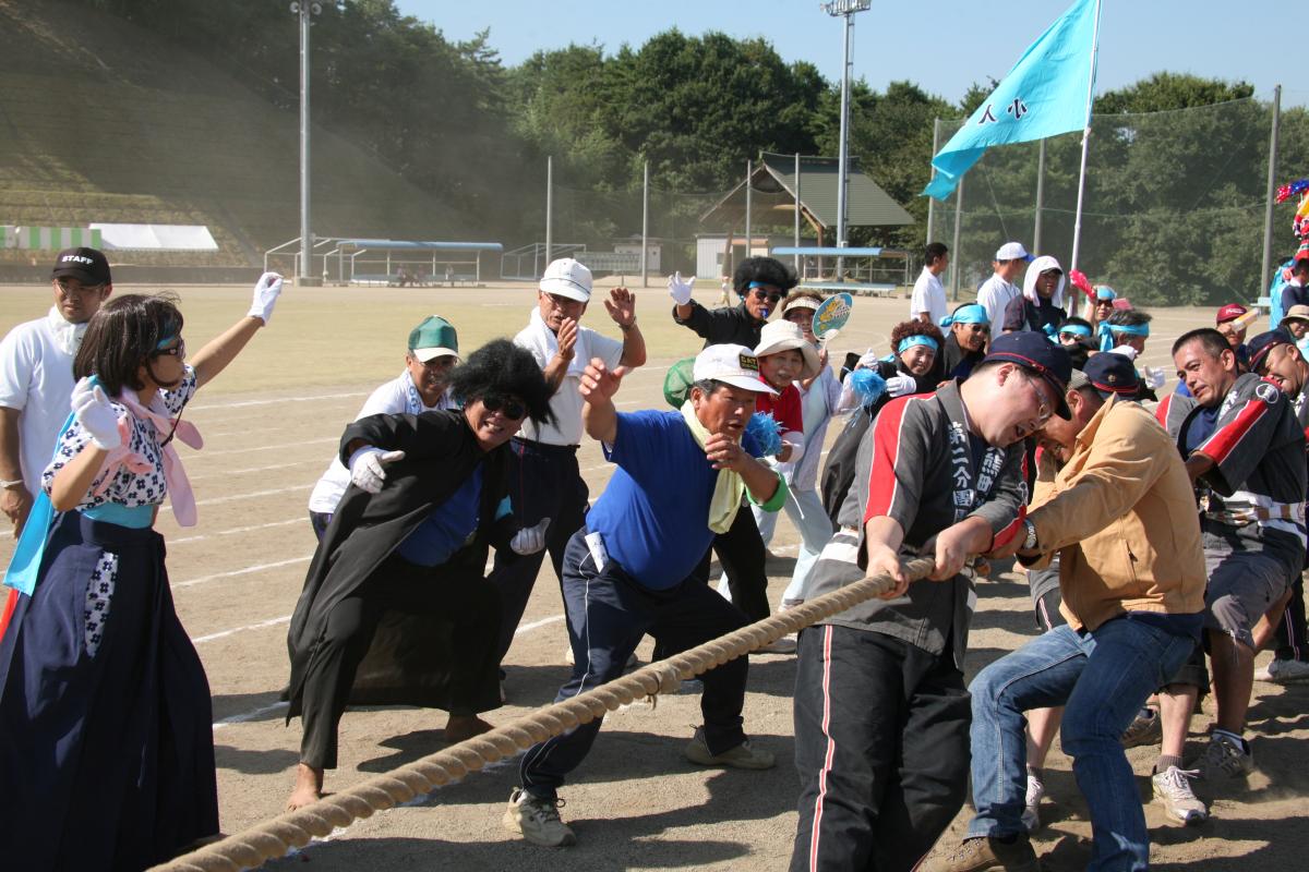 「綱引き」必死で縄を引く町民とそれを応援する個性豊かな小入野応援団