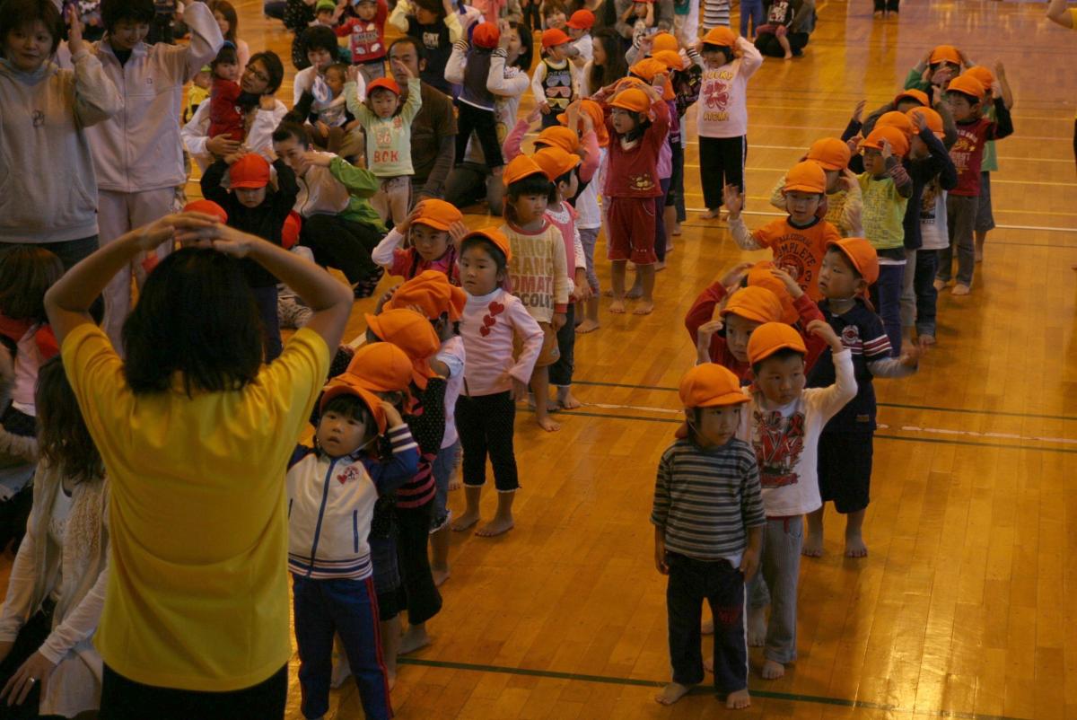 一列に並び準備体操をする子どもたち