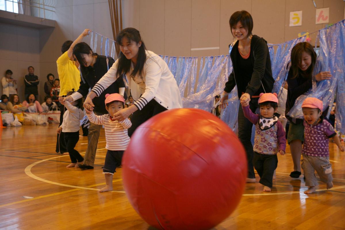 「親子でサバイバル」おうちの人と手をつないで障害物をかわす子どもたち