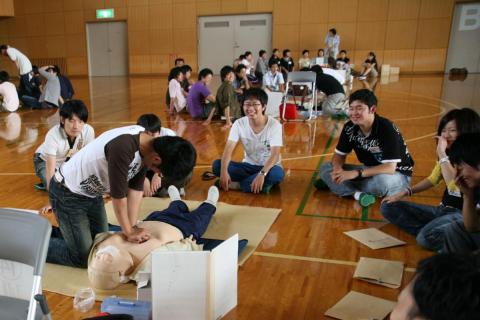 班ごとに分かれ心肺蘇生法を体験する参加者