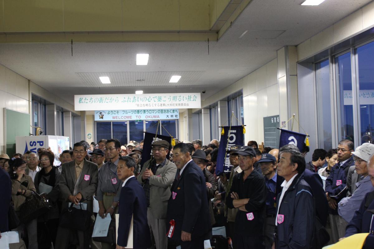 出発前、大野駅に集合した町民