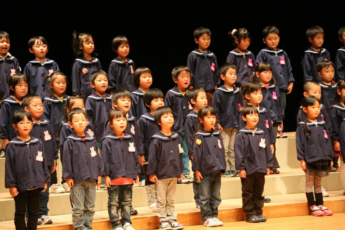 大きなステージでも堂々と発表する大野幼稚園の子どもたち