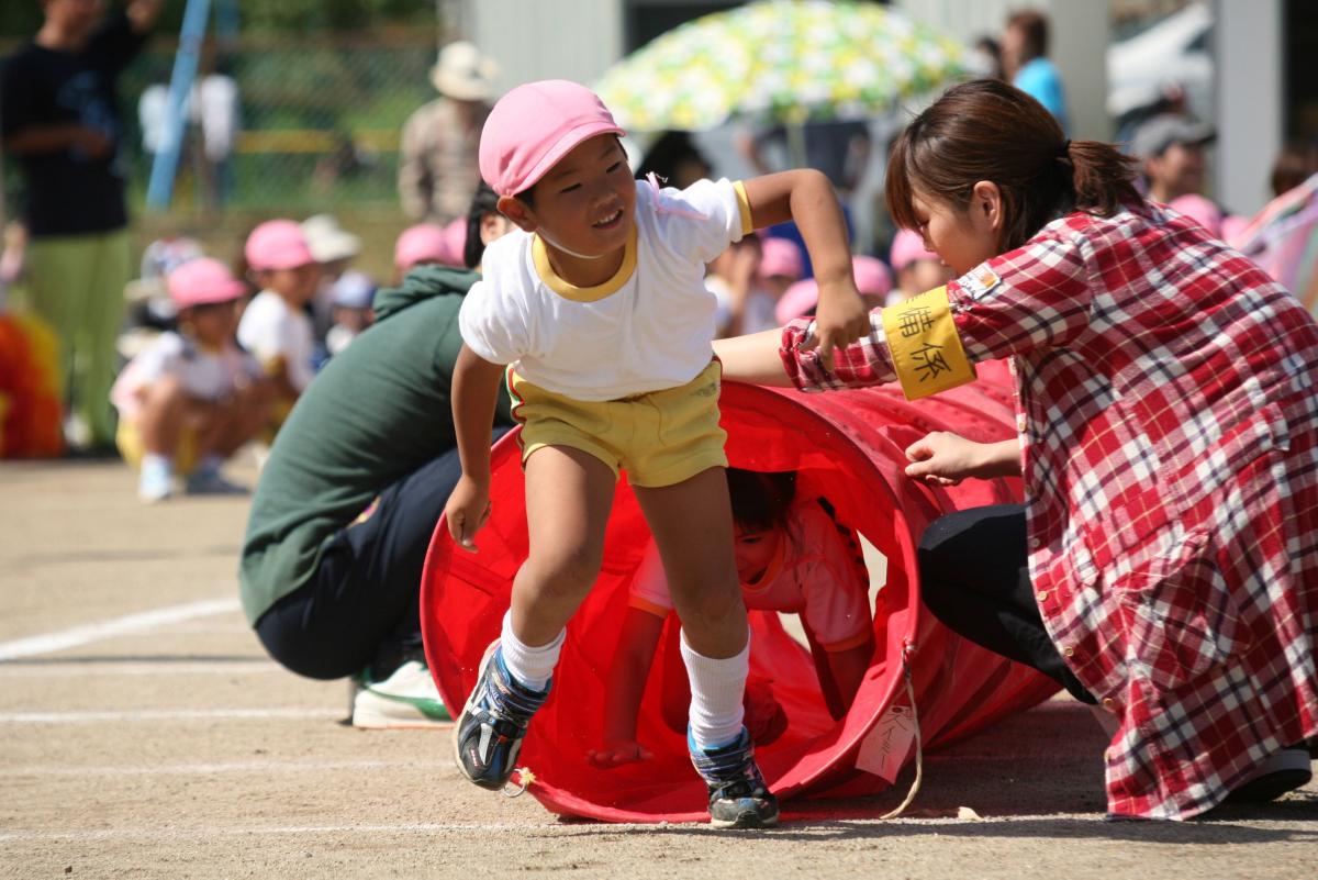 小さなトンネルをくぐりゴールを目指す子どもたち