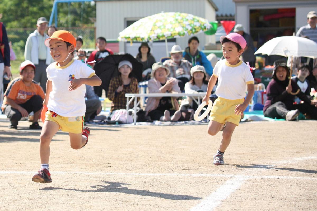 毎年注目のリレー！一生懸命に駆ける園児たち