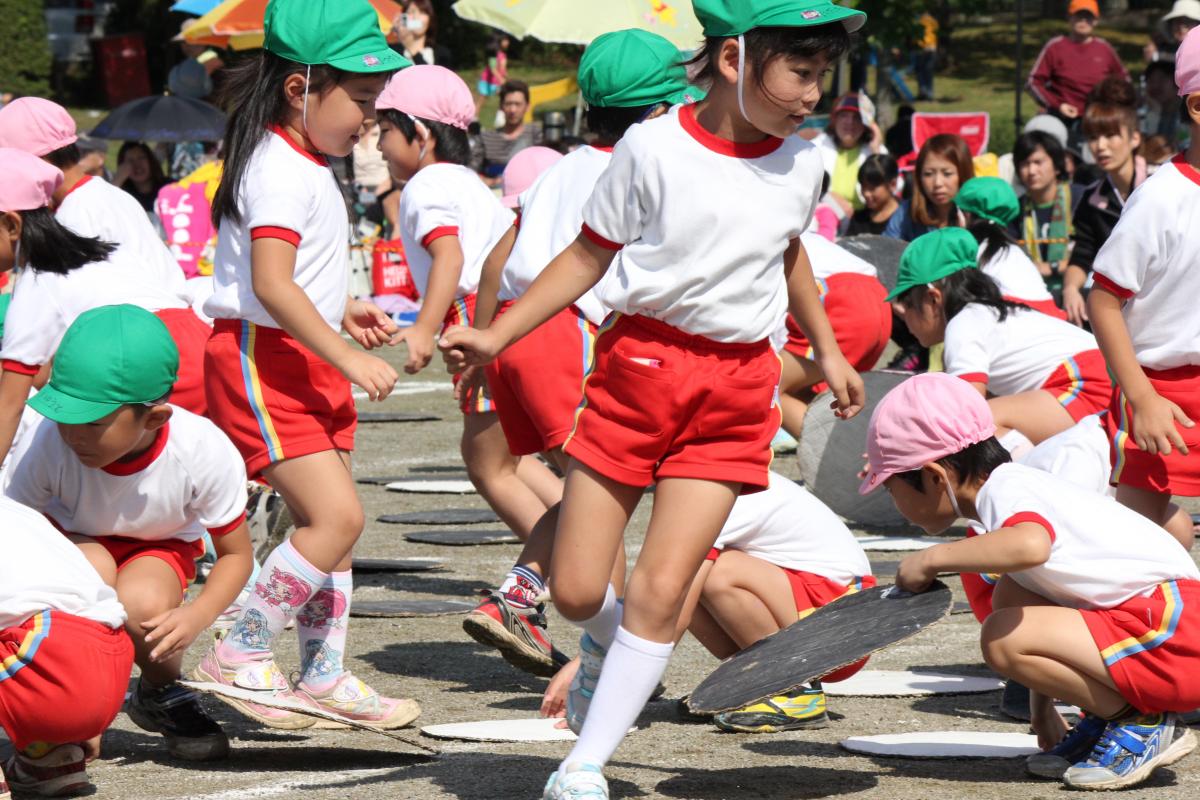 「オセロ」白、黒！ひっくり返しひっくり返され白熱する子どもたち