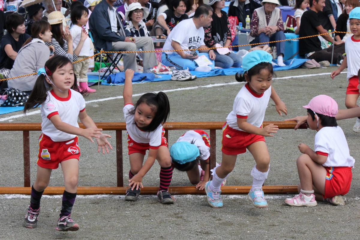 障害物を次々乗り越えゴールを目指す子どもたち