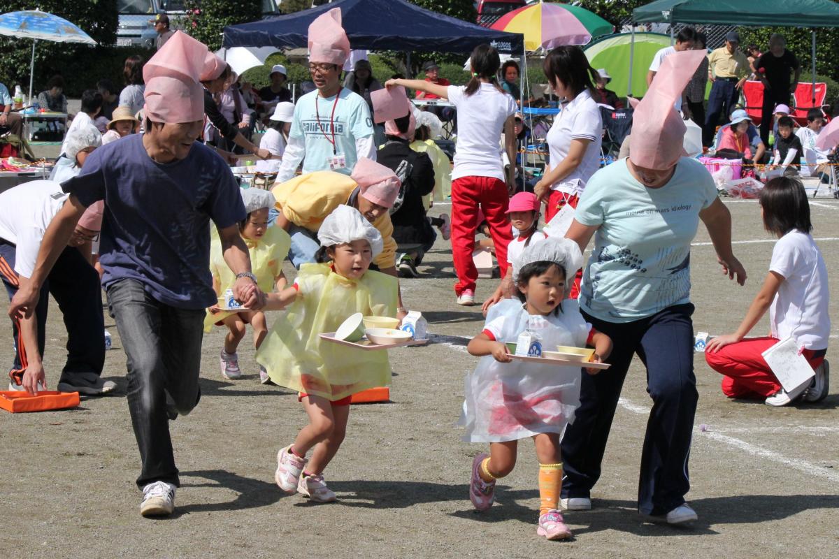 「給食当番がんばるぞ！」落とさないように真剣な表情で駆ける園児