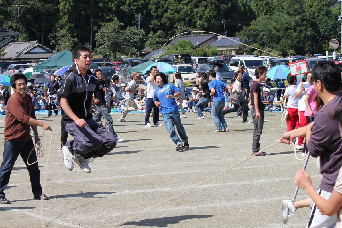 クラス対抗！保護者の長縄跳び競争