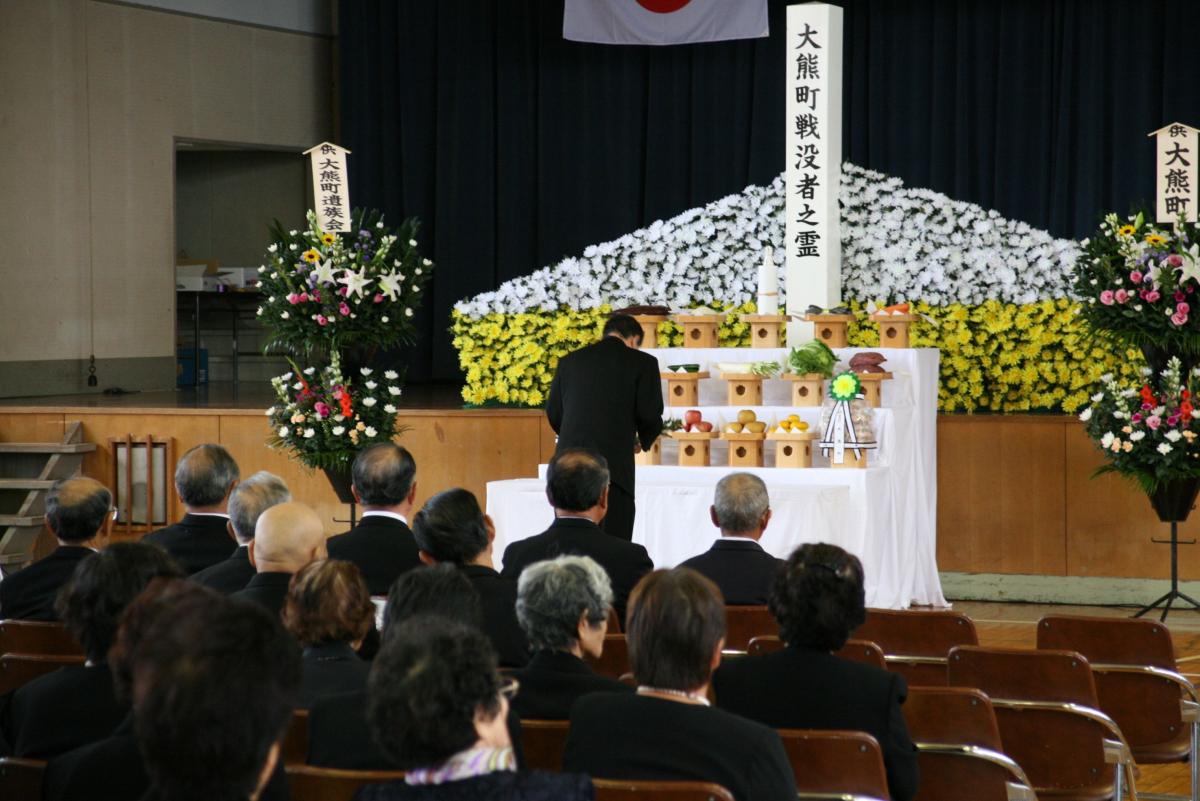 献花をする渡辺町長