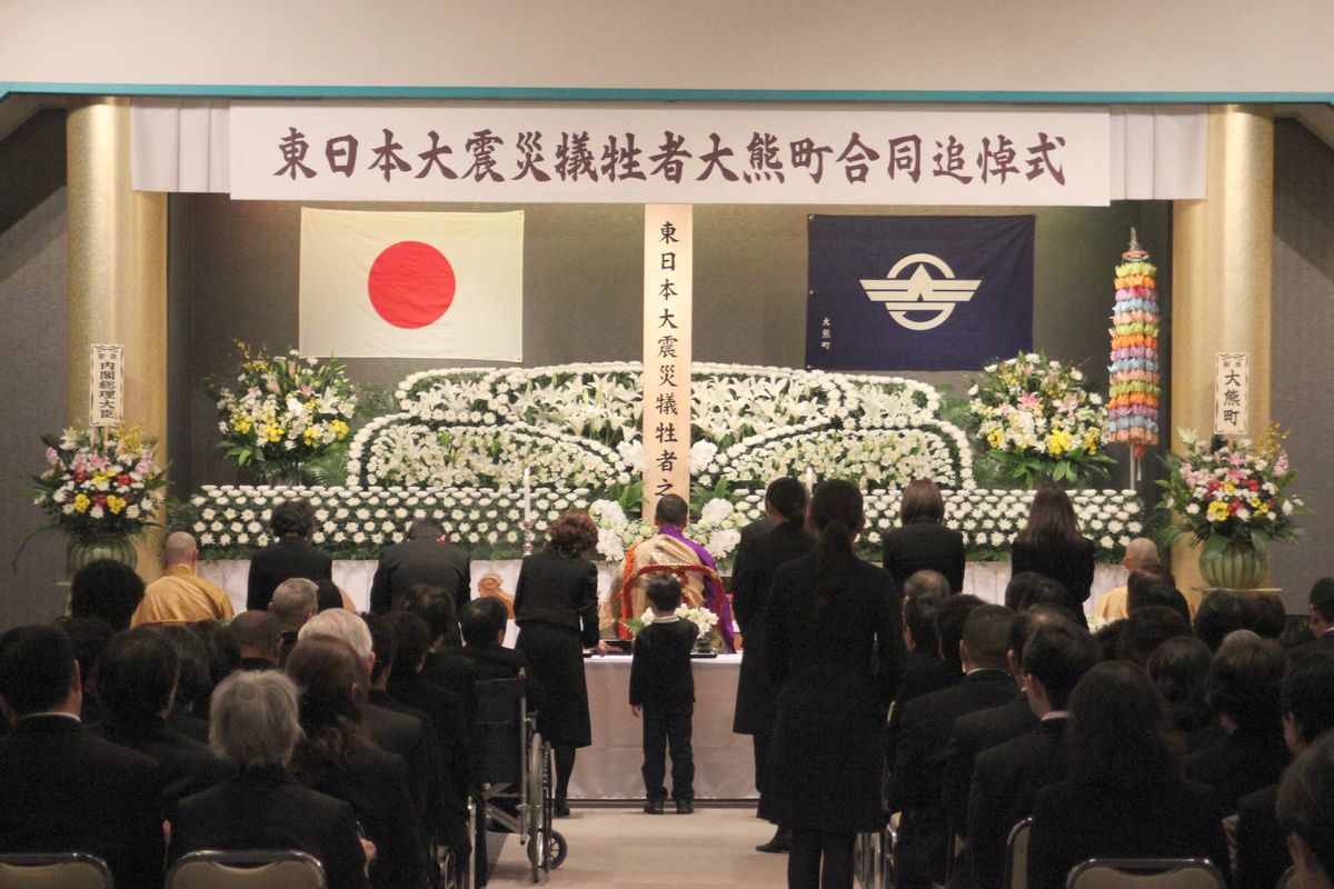 慰霊碑に献花する町民