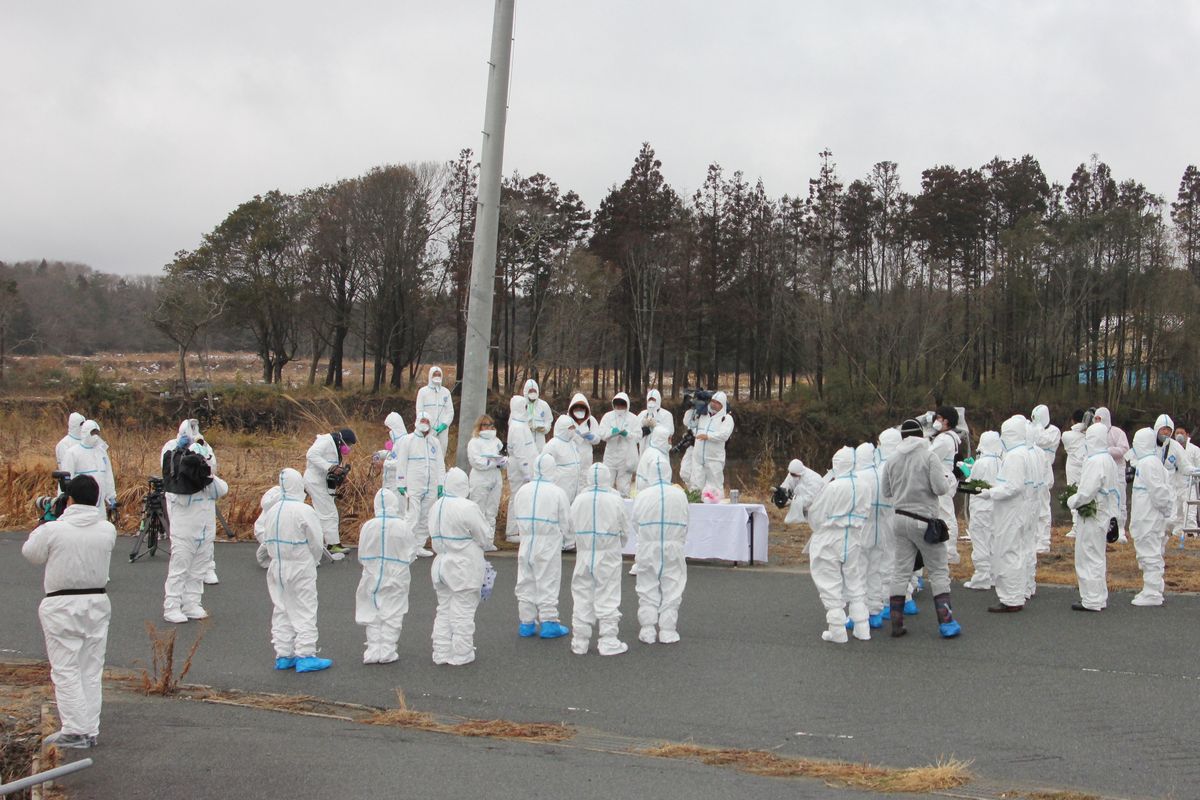 防護服姿で参列する遺族や町関係者