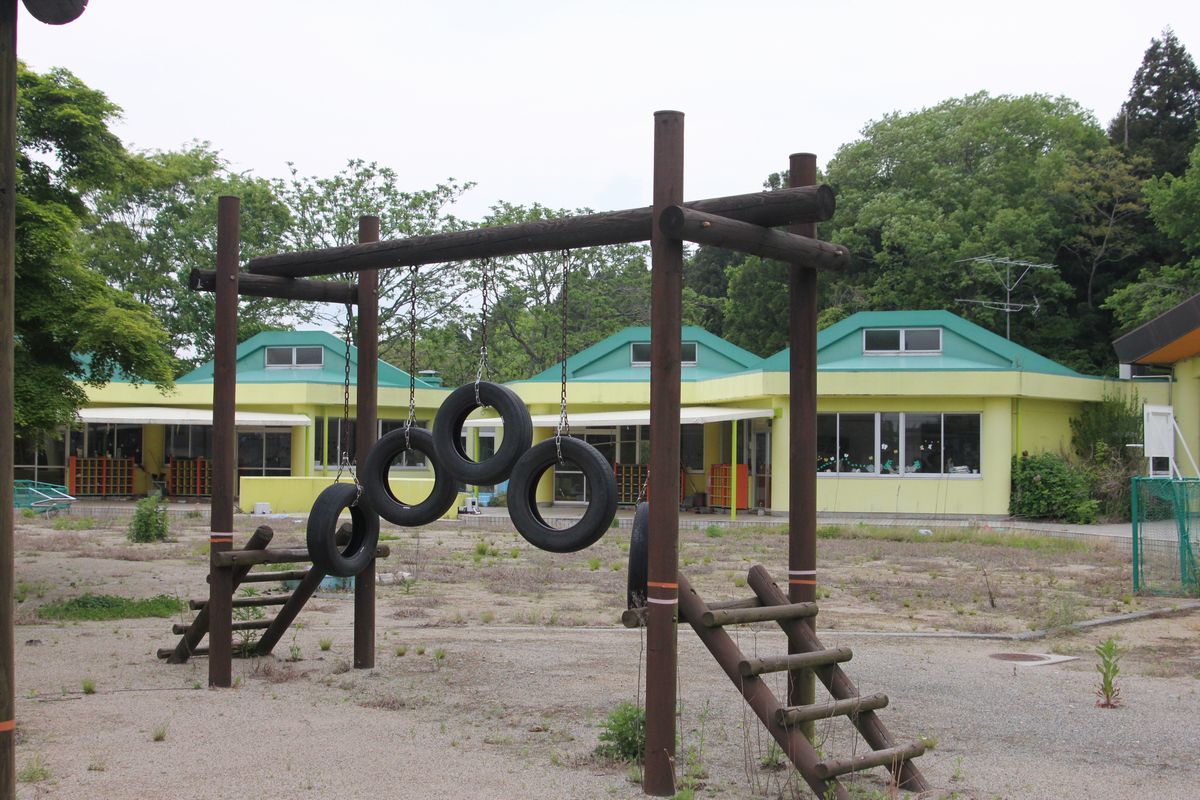 町内の様子-学校と熊川（2012年5月17日） 写真 4