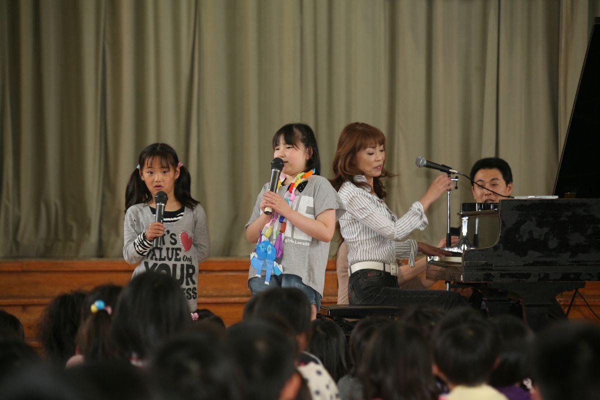 堀さんの演奏で会場中が一緒に歌を歌うと体育館はさながらライブ会場のような熱気に包まれました