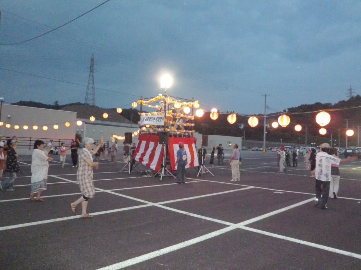 やぐらを囲み盆踊りを踊る町民と近隣住民の方（4）