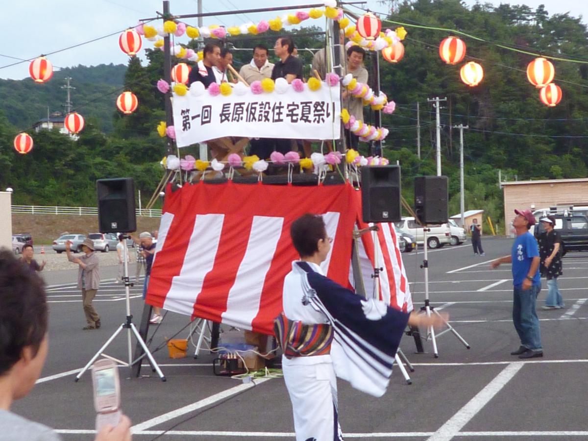 やぐらで笛や太鼓を披露する町民（2）