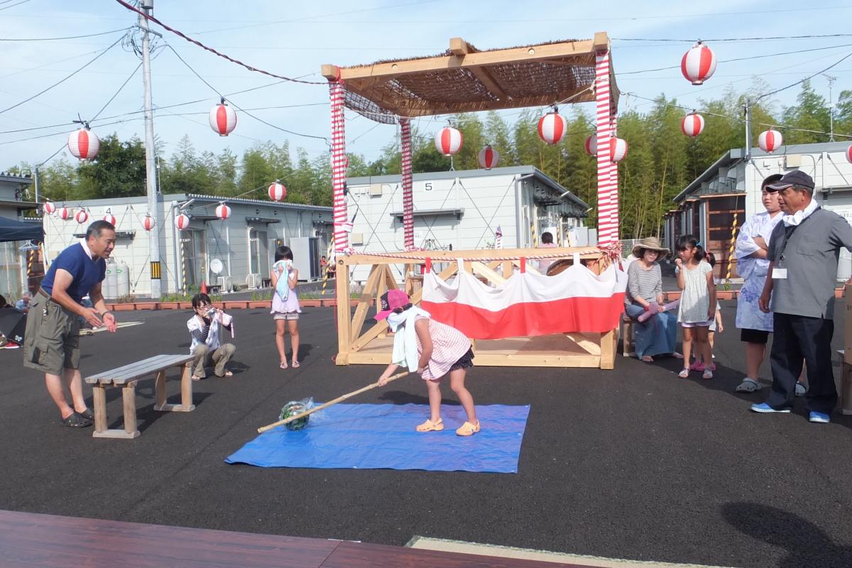 夏の風物詩スイカ割りに挑戦する女の子