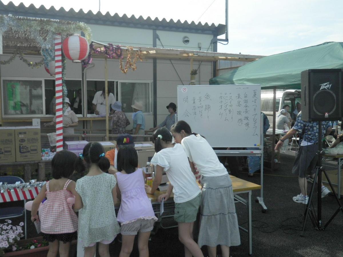 屋台に集まる子どもたち