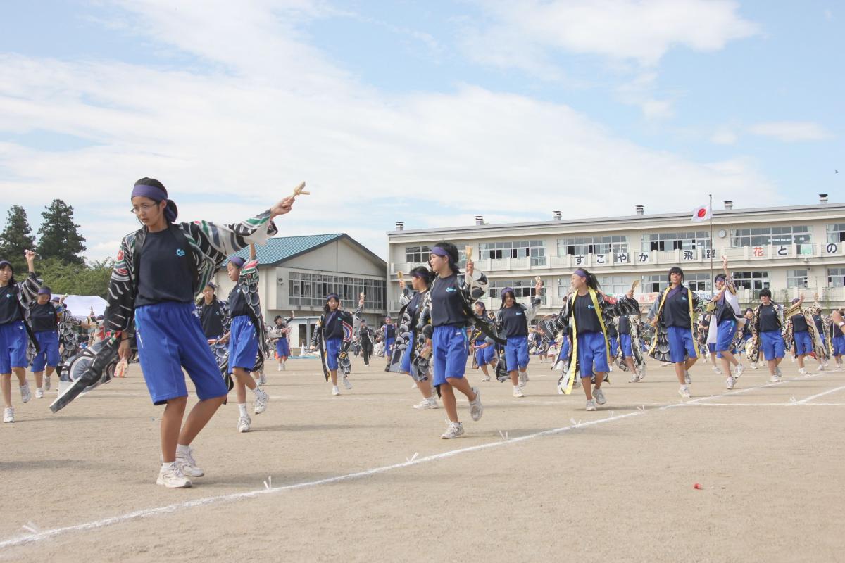 息の合った迫力ある舞で会場を魅了した大熊中学校の女子一同