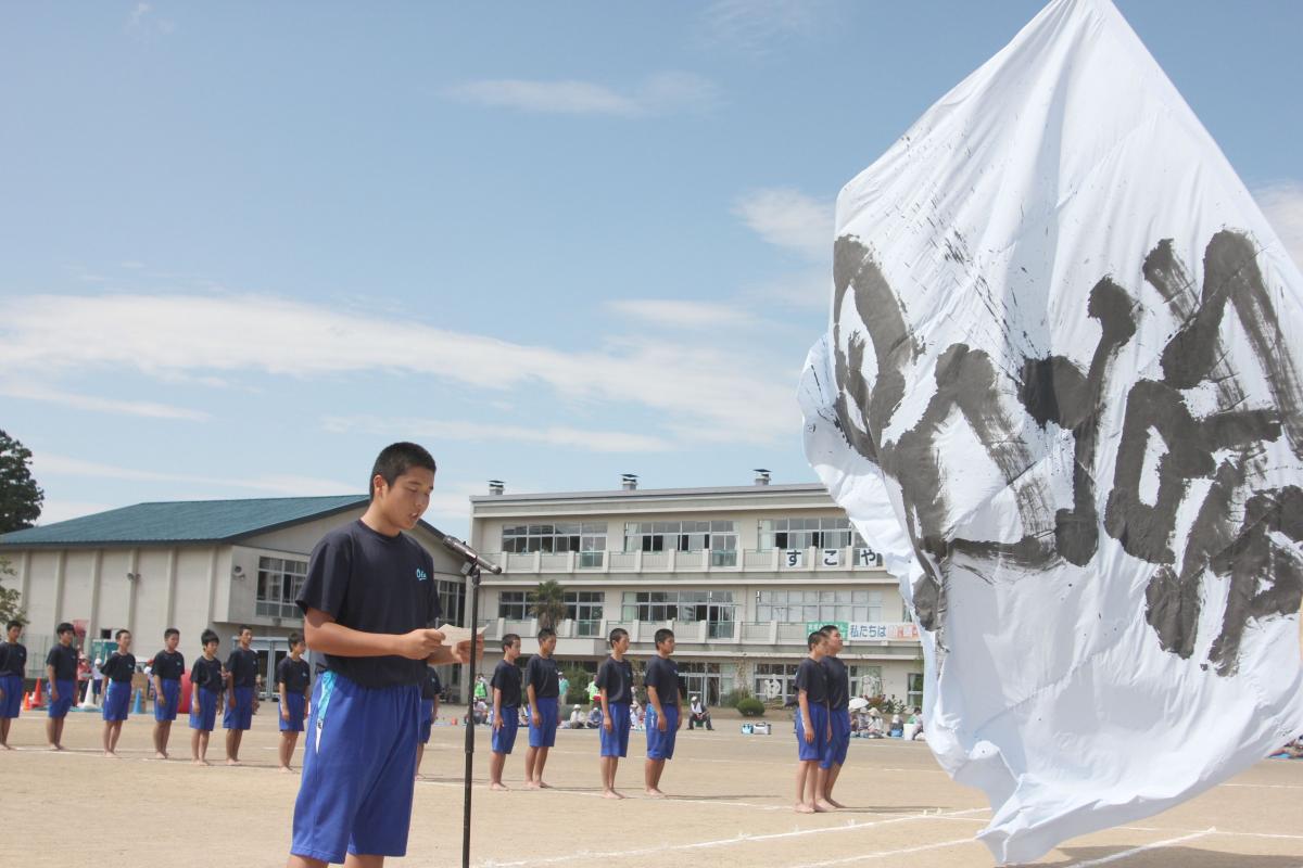 組体操披露を前にあいさつする組体操男塾塾長の生徒