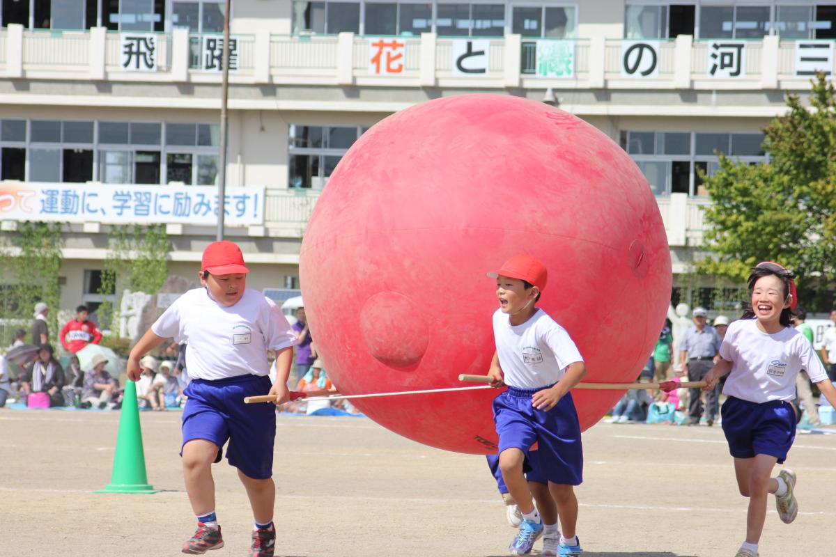 自分たちの体よりも大きな玉を4人で支えゴールを目指す子どもたち