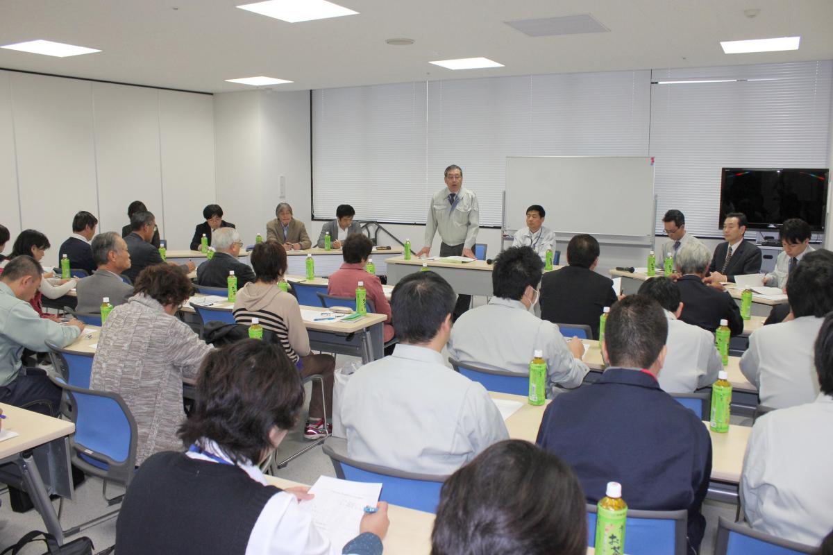 全体会議で「これからが本当に大変だが、決して諦めることなく復興に向けて進んで行きたい」とあいさつした渡辺町長