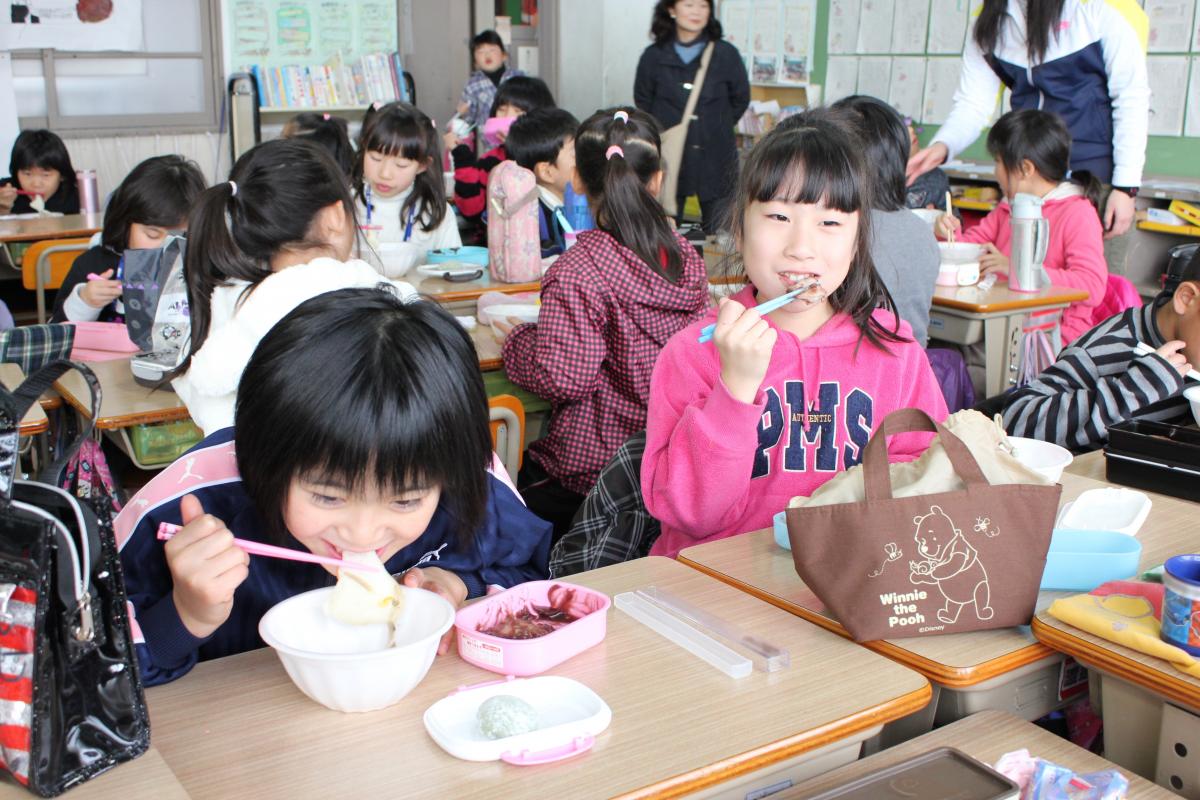 自分たちでついたもちは美味しくて何度もおかわりをする子もいました（2）