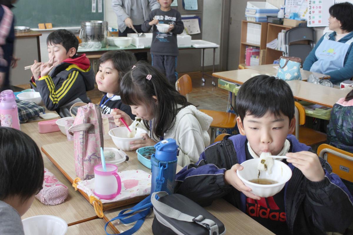 自分たちでついたもちは美味しくて何度もおかわりをする子もいました