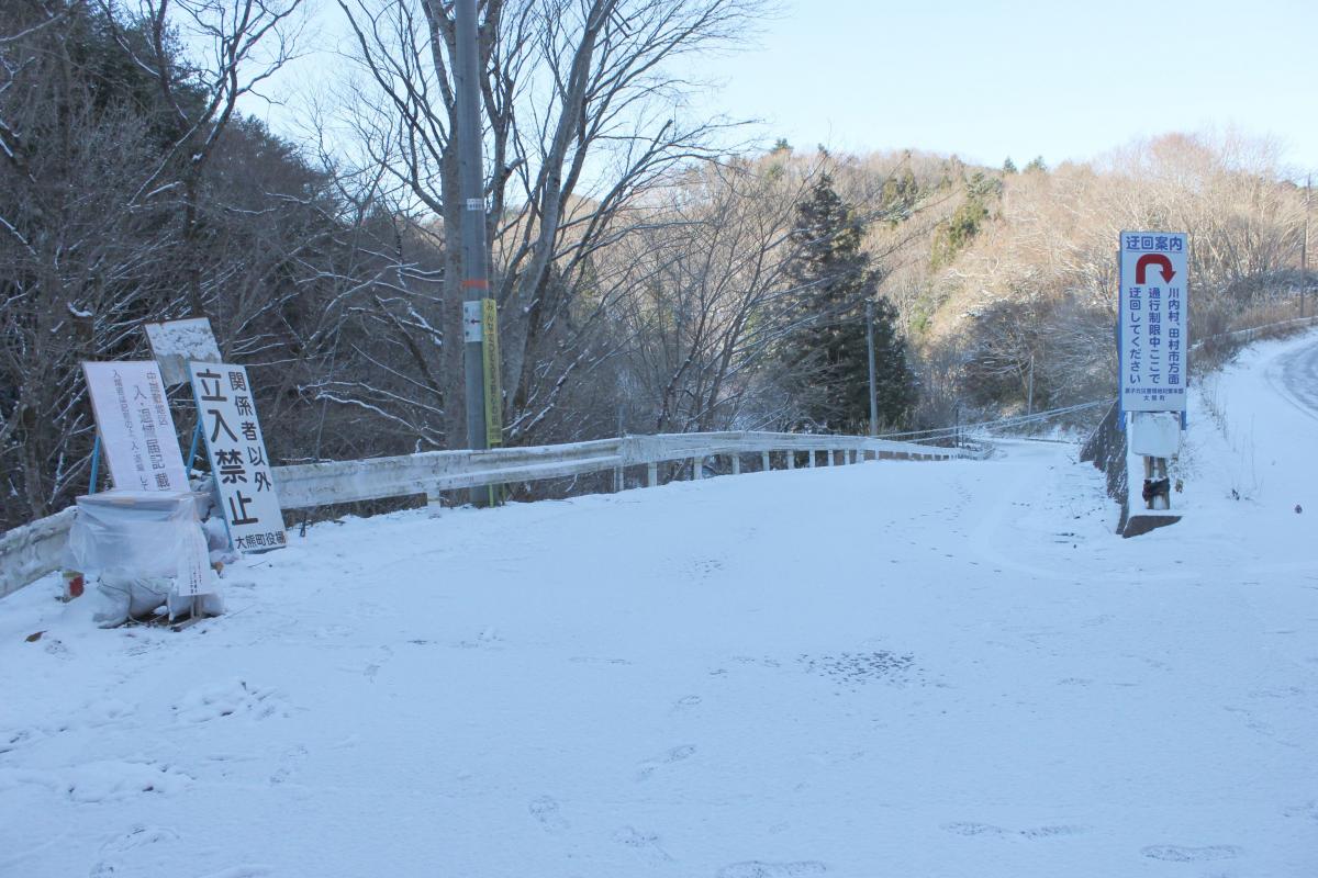 道路に雪が積もった町内