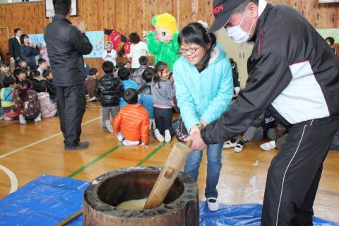 久しぶりのもちつきに思わず笑みがこぼれる生徒