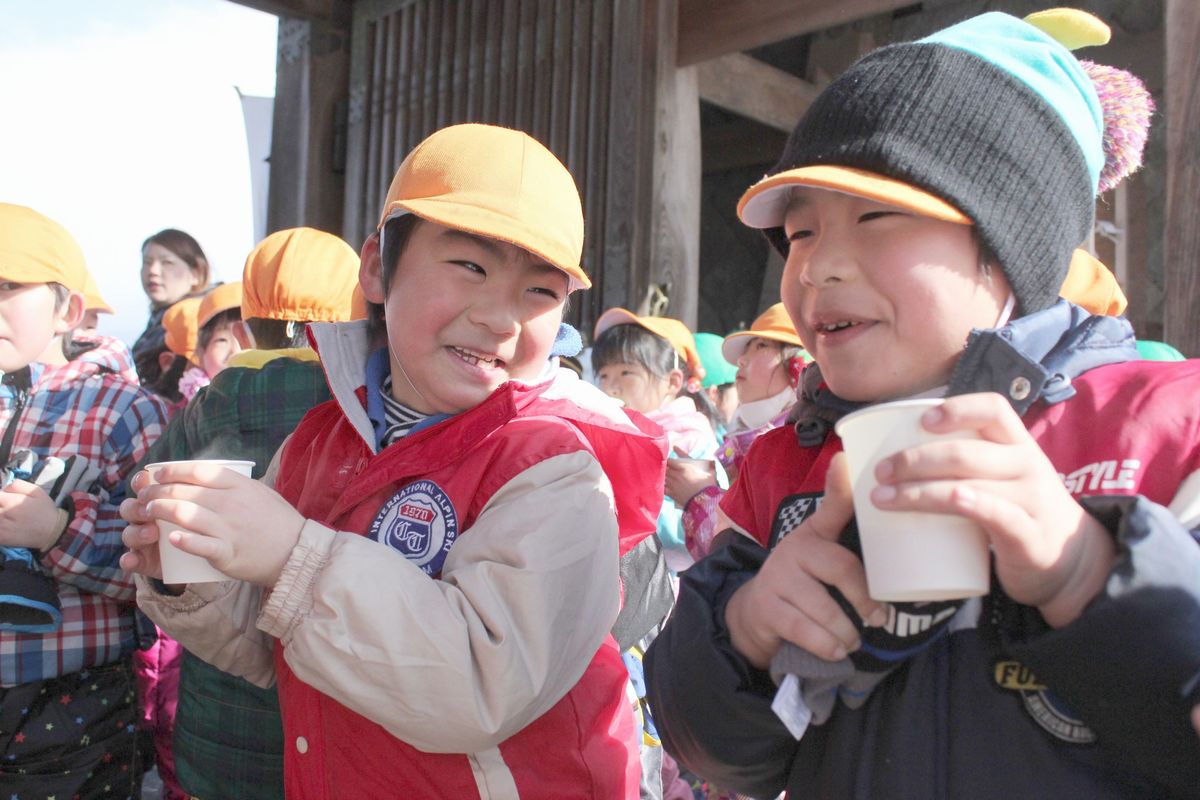 あたたかい飲み物をいただき嬉しそうな園児たち