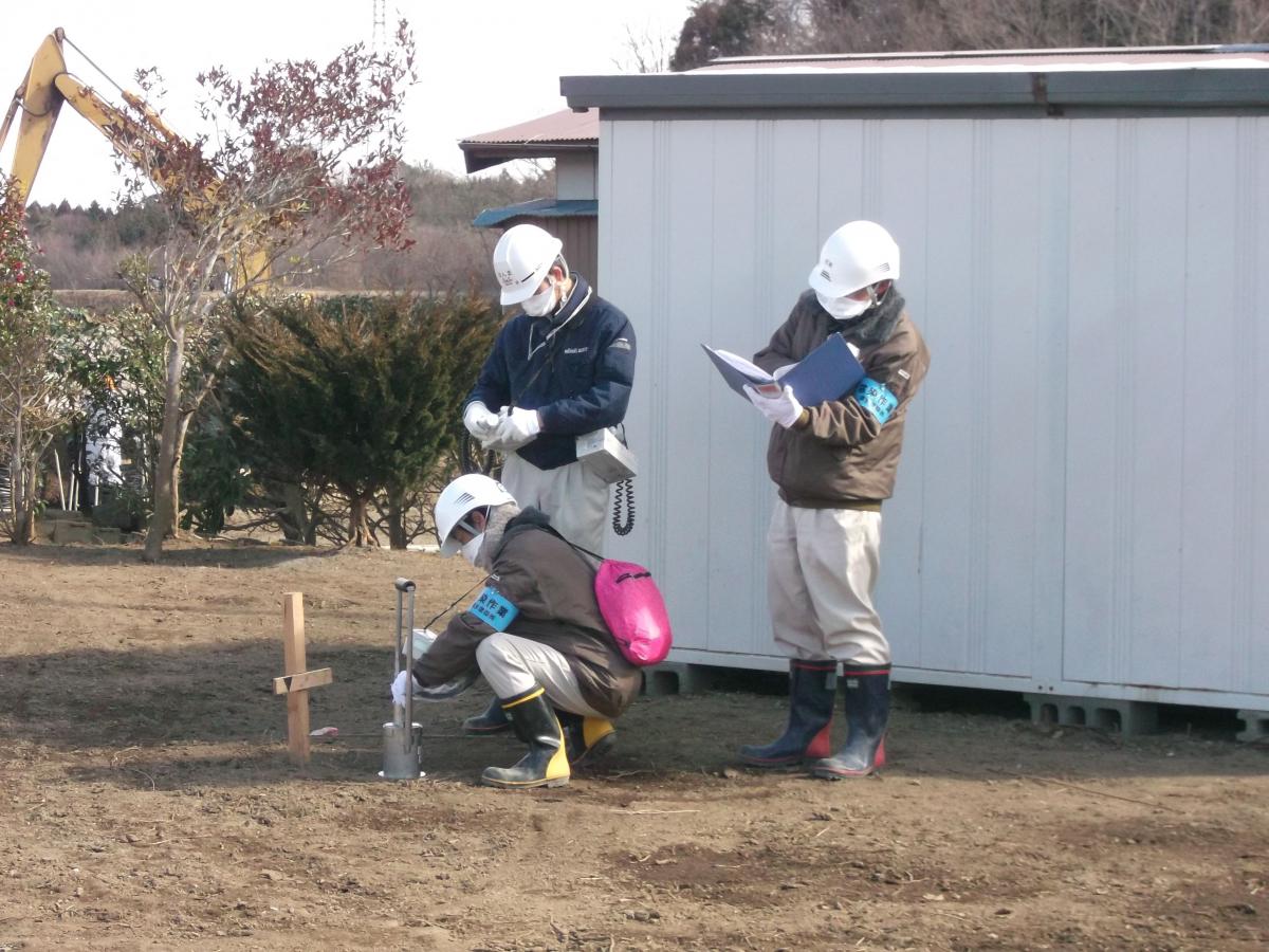 先行除染にあたる除染作業員