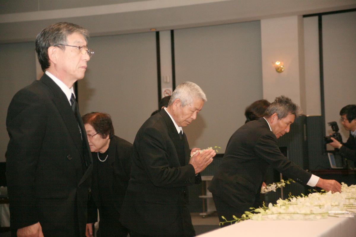 祭壇に花を供える遺族の方