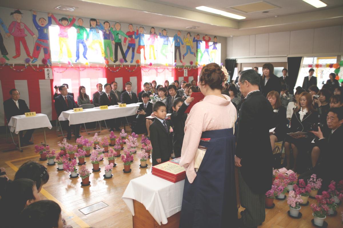 園長先生から終了証書を受け取る卒園児